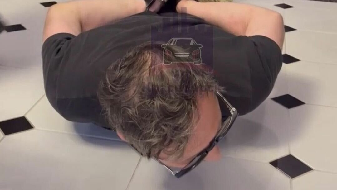     В Красноярске жестко задержали известного телеведущего и предпринимателя Максима Гуревича. Силовики пытались взломать дверь в квартиру пилой.