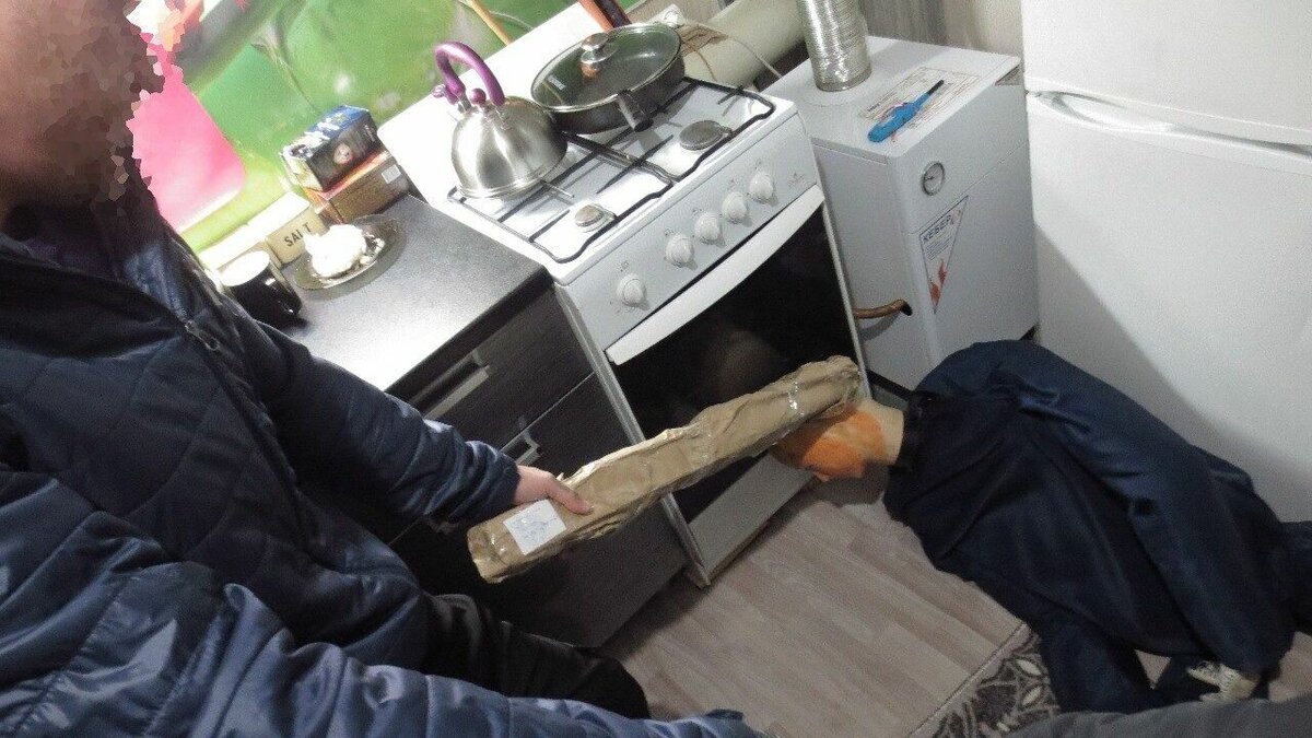     33-летний житель Ишима убил знакомого, которого обнаружил у себя дома на кухне. Он нанес порядка 15 ударов по голове и телу.
