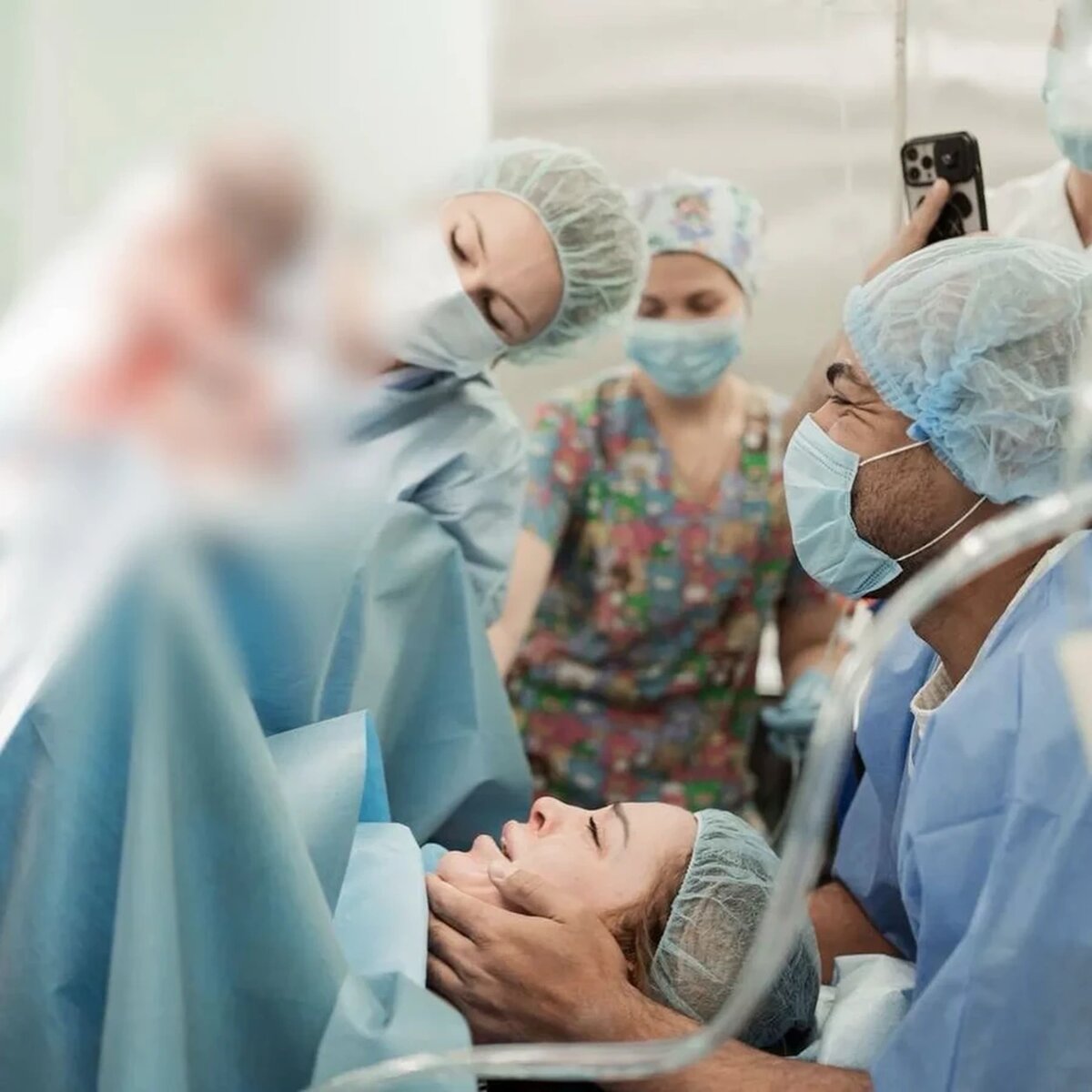    Юлия и Мондезир в роддоме Фото: Инстаграм (запрещен в РФ) Юлии Ефременковой