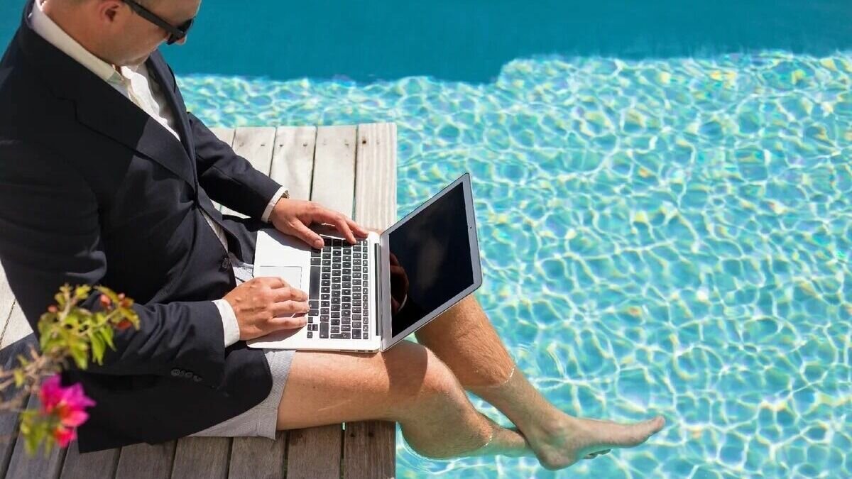     В Госдуме предложили вернуться к вопросу о запрете удаленной работы для сотрудников IT-компаний, уехавших из России после начала спецоперации. Список запрещенных для «удаленки» работ уже готов. Несмотря на запреты, спрос на удаленную работу среди соискателей работы продолжает расти.