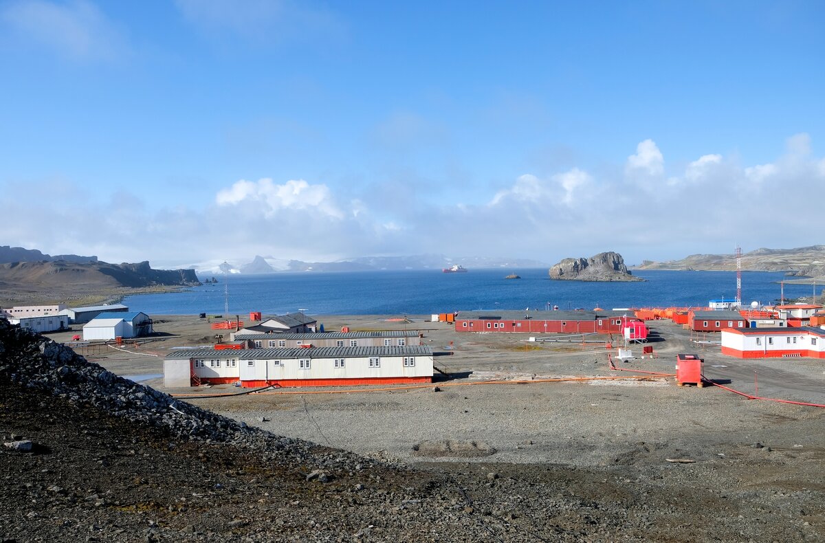    На первую зимовку на станции «Беллинсгаузен» остались 11 полярников во главе с начальником Арнольдом Будрецким. Первые строения научно-наблюдательного пункта были деревянными, но в 1970-е годы их заменили более надёжными алюминиевыми сооружениями / РИА Новости / Никита Назаров