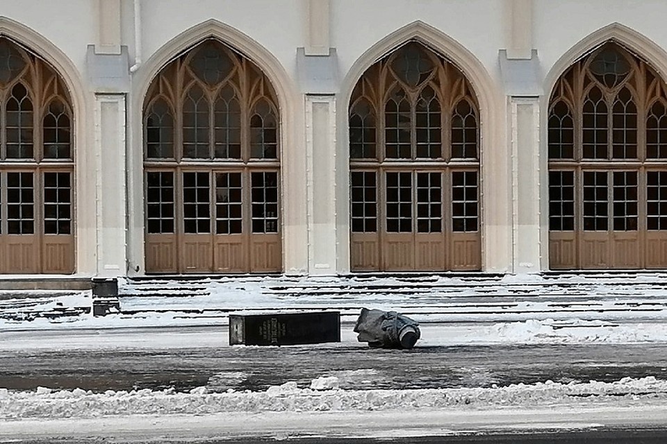     Монумент сиротливо лежит на площади у вокзала. Фото:vk.com/new.petergof