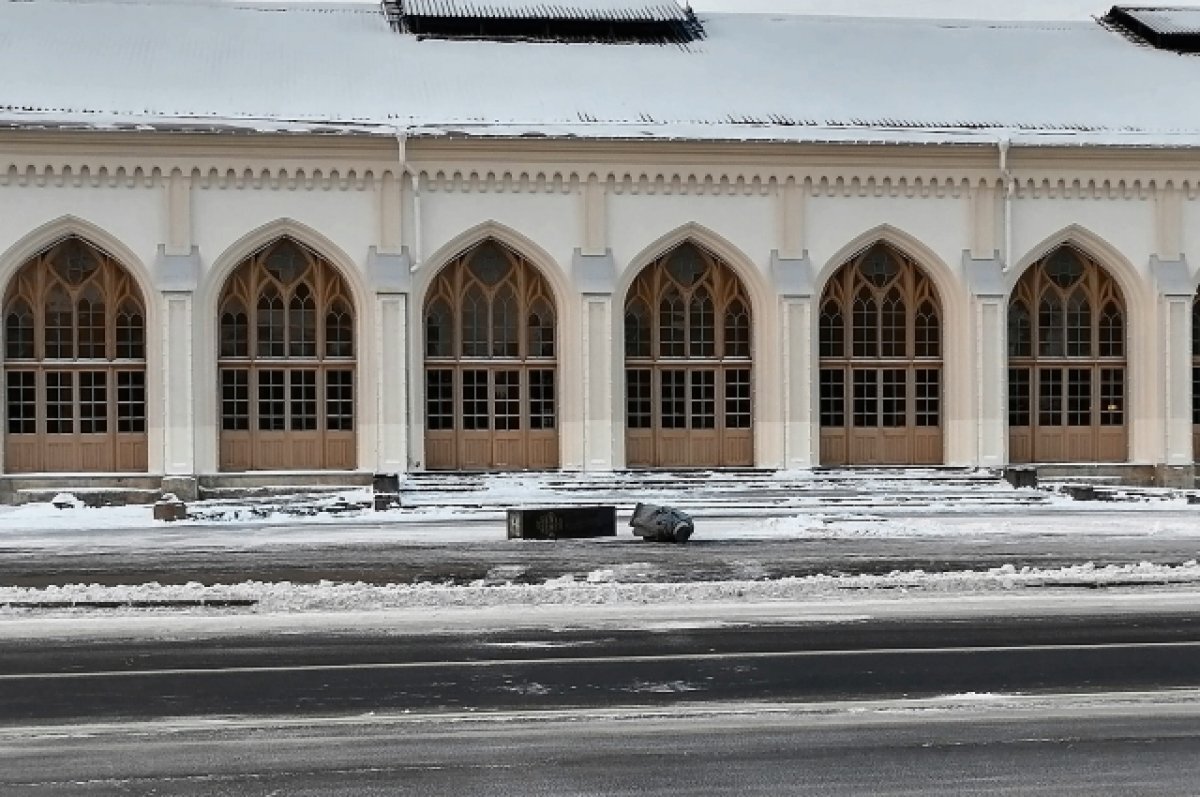    В Петергофе снегоуборочная машина снесла памятник барону Штиглицу