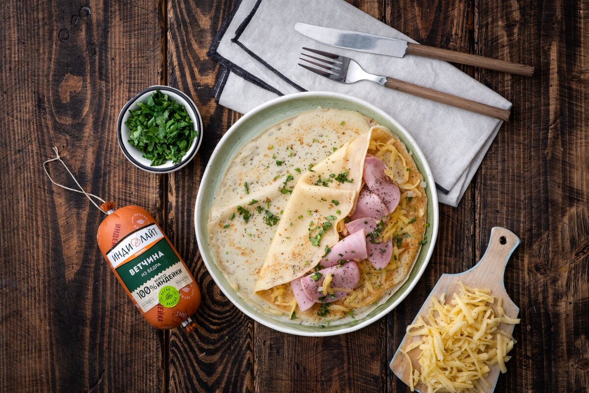 Блины с сыром и ветчиной из индейкой отлично сочетаются с чашкой горячего кофе