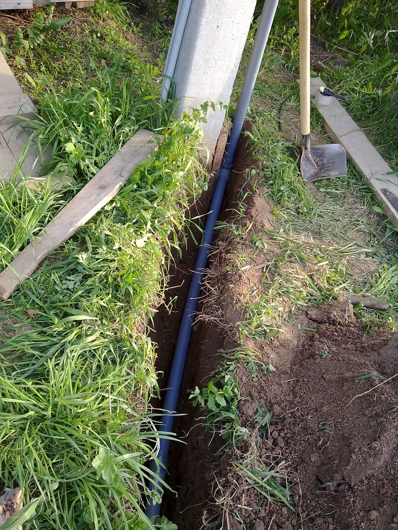 Труба в траншеи 