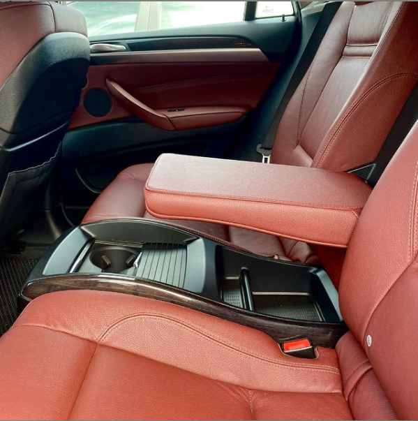 Как определить, что машина после ДТП? 
Лучшее время для осмотра - дневное. Под солнечными лучами лучше видна разница в тоне краски. Машина должна быть чистой. 👌🏻

Очевидные признаки ремонта - отличающиеся по цвету детали, неровные зазоры между ними.

Отогните резиновые уплотнители. На них, в местах примыкания к окрашиваемым деталям, не должно быть следов краски.

Существует дедовский метод проверки наличия шпатлёвки на кузове — магнит в тряпочке. К толстому слою шпатлёвки он будет прилипать хуже. ☝🏻

С краской разобрались. В следующей статье продолжим ✌🏻