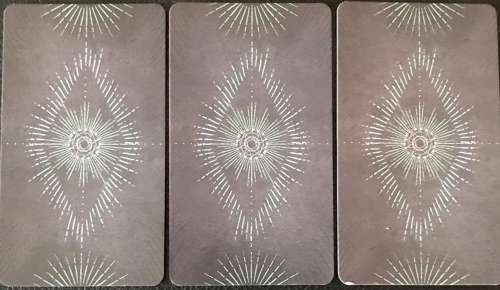 Мысленно проговорите вопрос,вспомните своего мужчину и выбирайте ту карту,к которой больше тянет.