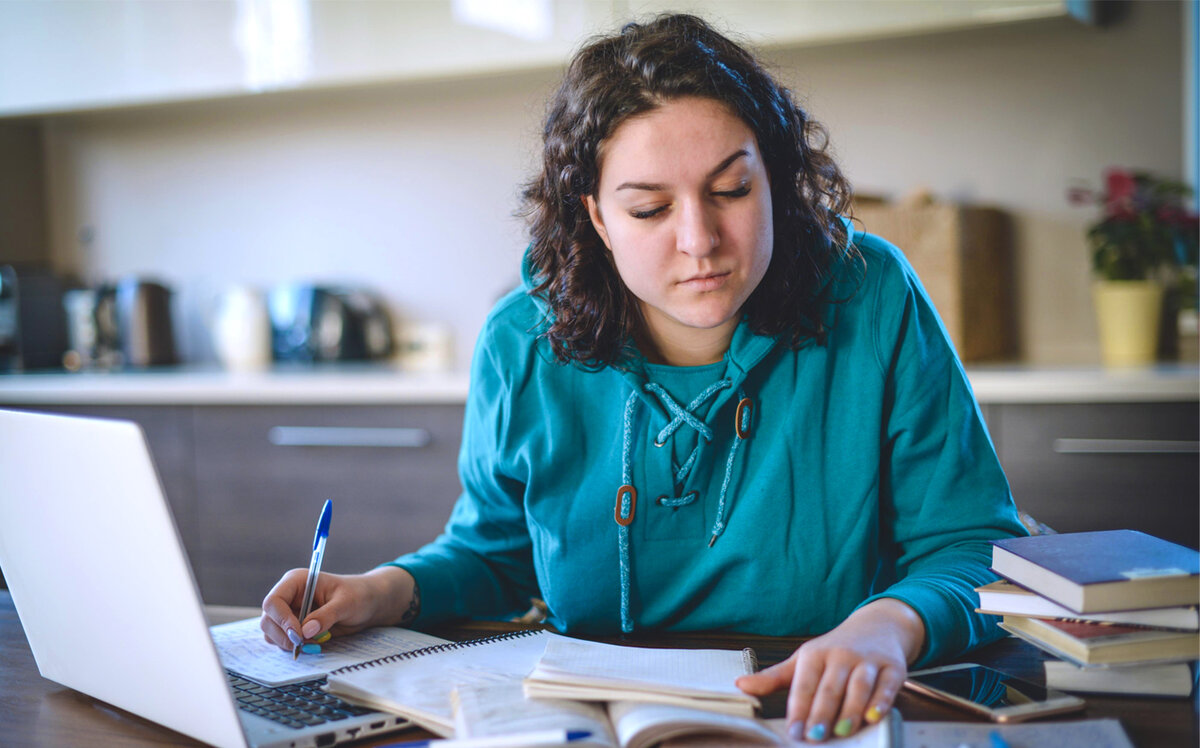 Учитель пишет очередной отчет. Источник: istockphoto.com/ru