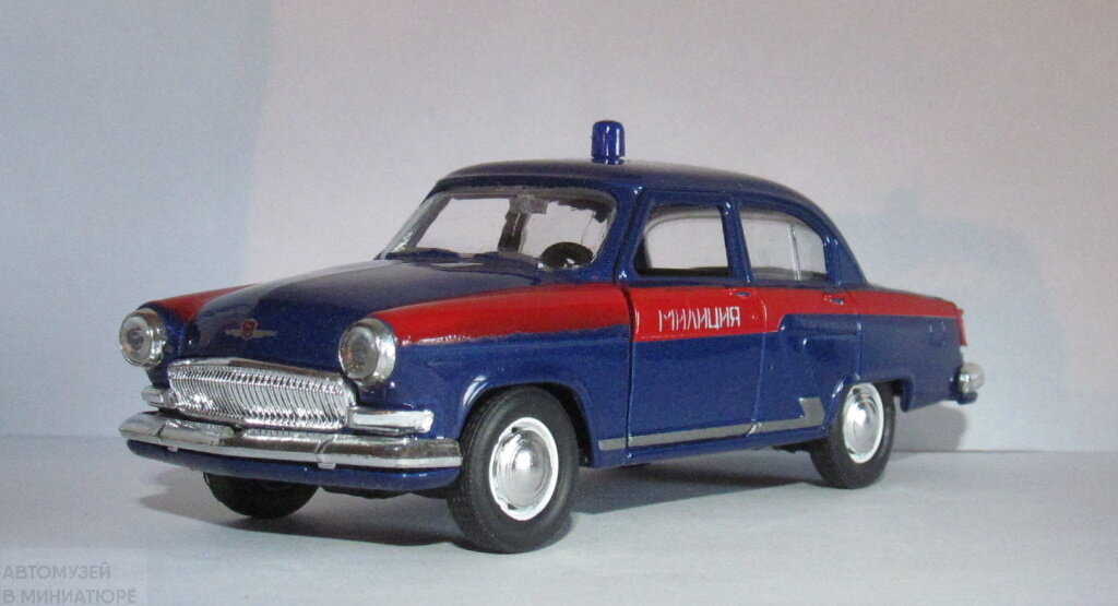 «Волга», окрашенная по цветовой схеме 1953-1962 года. Достоверность с натяжкой. Фото автора.