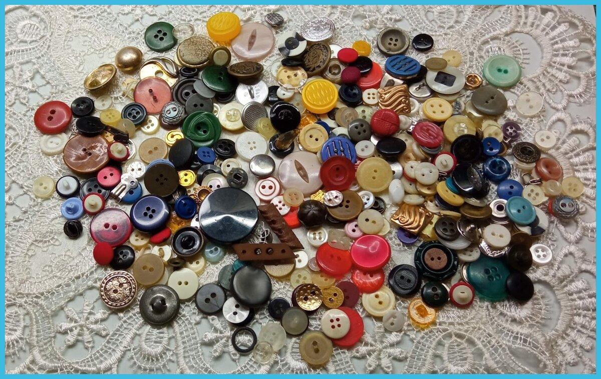Увлекательное занятие разглядывать разнообразные пуговицы по цвету, размеру, материалу, фактуре и форме.  