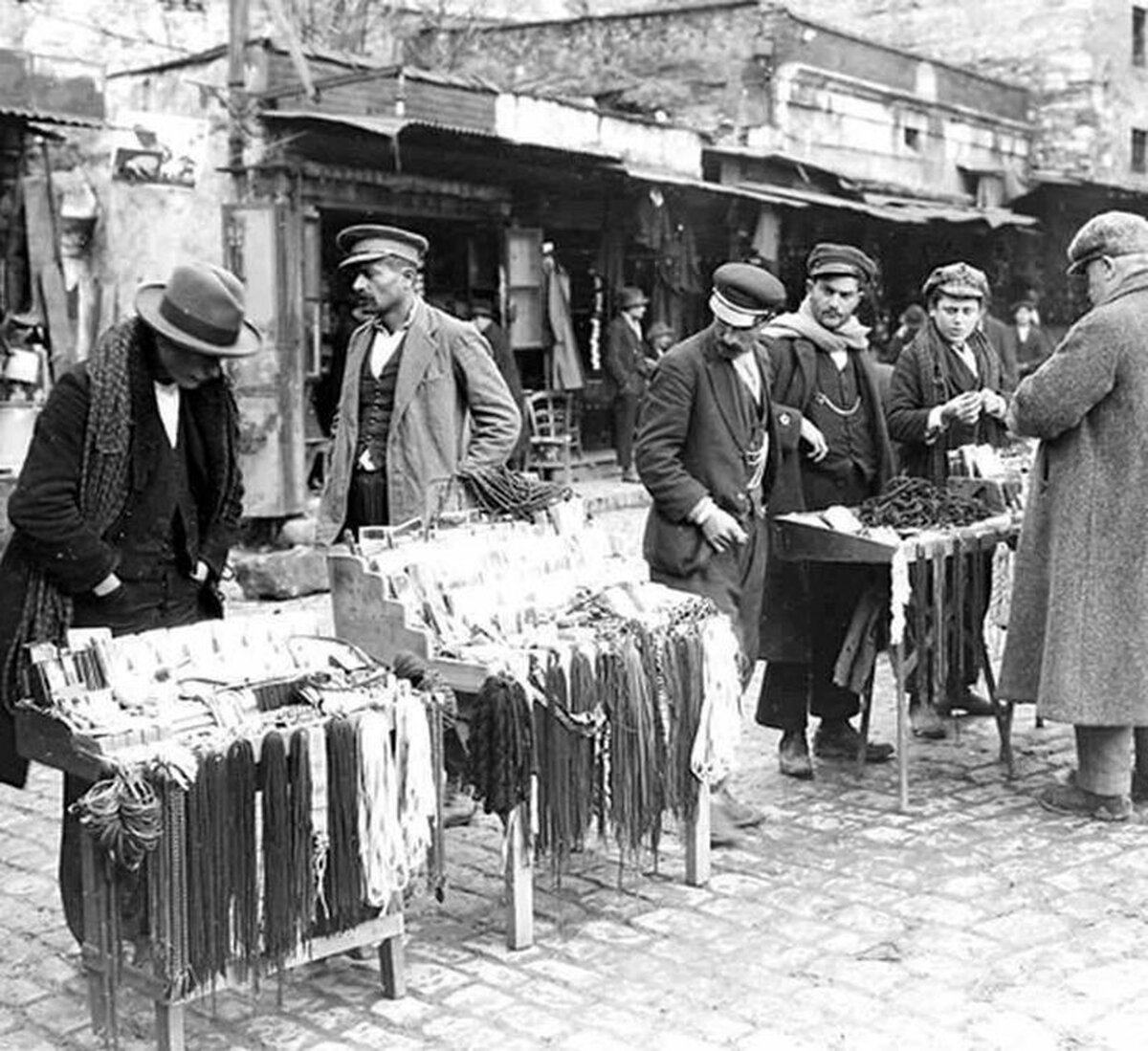 1920-е гг. Стамбул. Русские эмигранты торгуют на местном рынке.