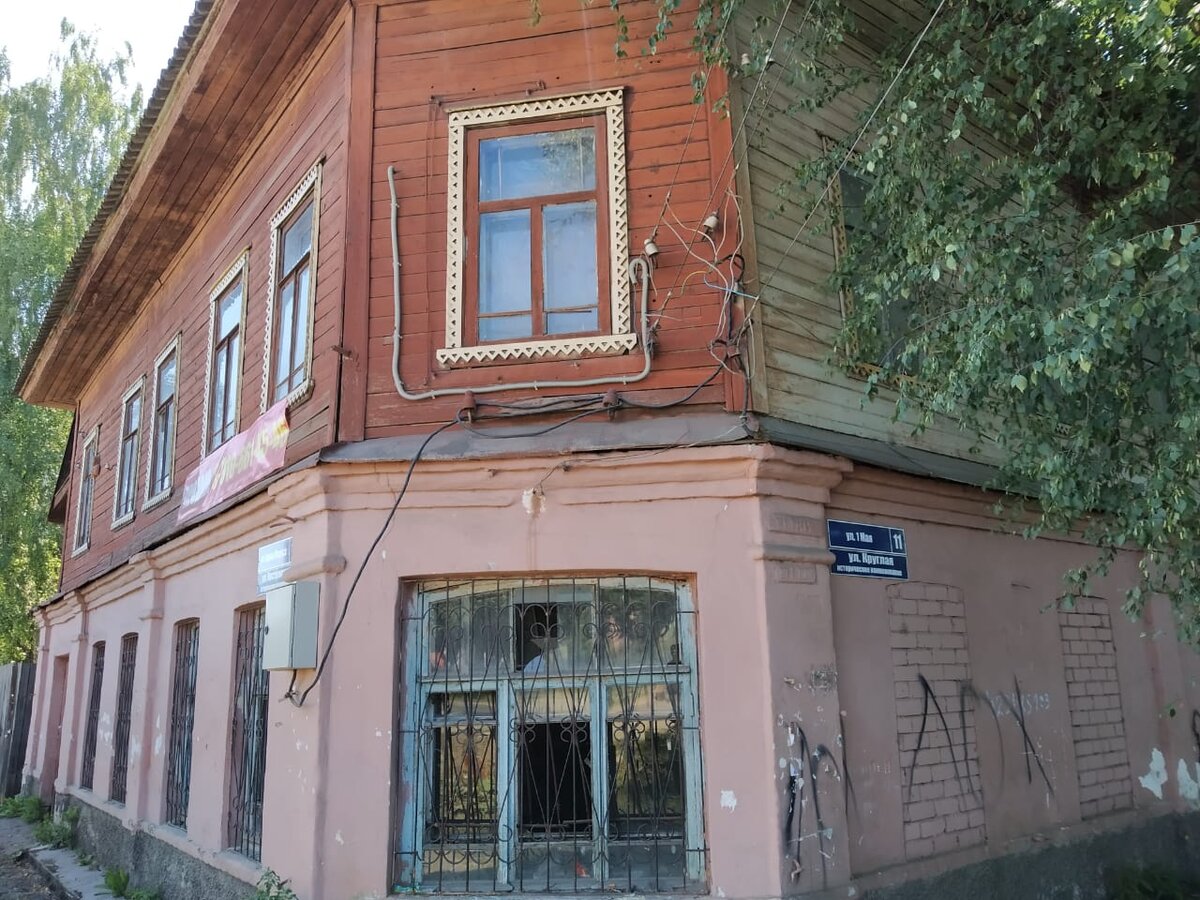 Дом-памятник вблизи. Фото автора. 