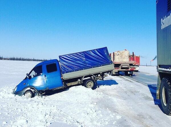 Весной на зимниках машины нередко попадают в заносы или заторы / Фото: Анна Родионова