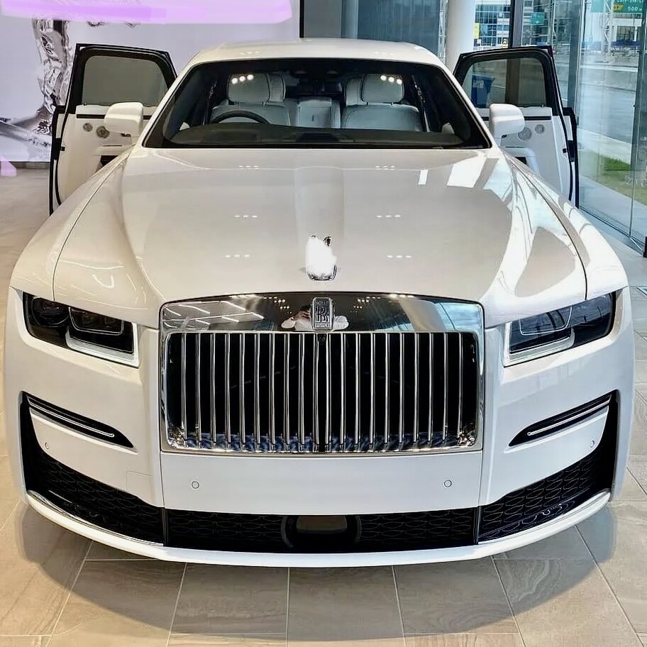 Rolls-Royce Ghost  Первый в России, именно его рэпер презентовал супруге