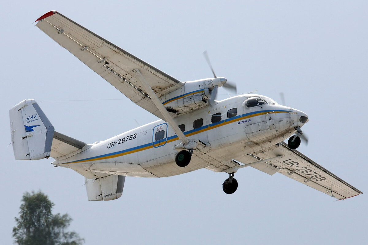 Ан-28 выглядит вот так  -самолётик малой авиации.  фото: картинки яндекса.