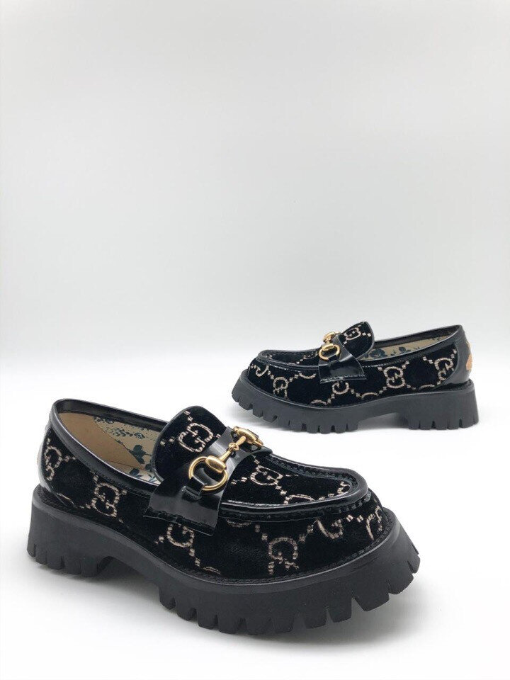 это туфли без шнурков, союзка и мыски которых украшены приподнятым полукруговым швом. Такой деталью лоферы напоминают мокасины, но в отличие от последних у них имеется каблук . В зависимости от модели, используемых материалов, цвета и особенностей дизайна лоферы могут выглядеть довольно строго или совершенно неформально. 
Первоначально лоферы были мужской обувью, но постепенно они вошли и в женский гардероб. 