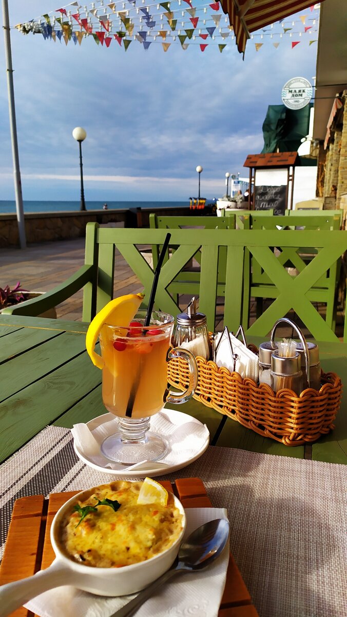 Одно из моих самых любимых кафе в Адлере. Маяк Дом. Атмосферное, уютное, с очень хорошей кухней и вменяемыми ценами! 