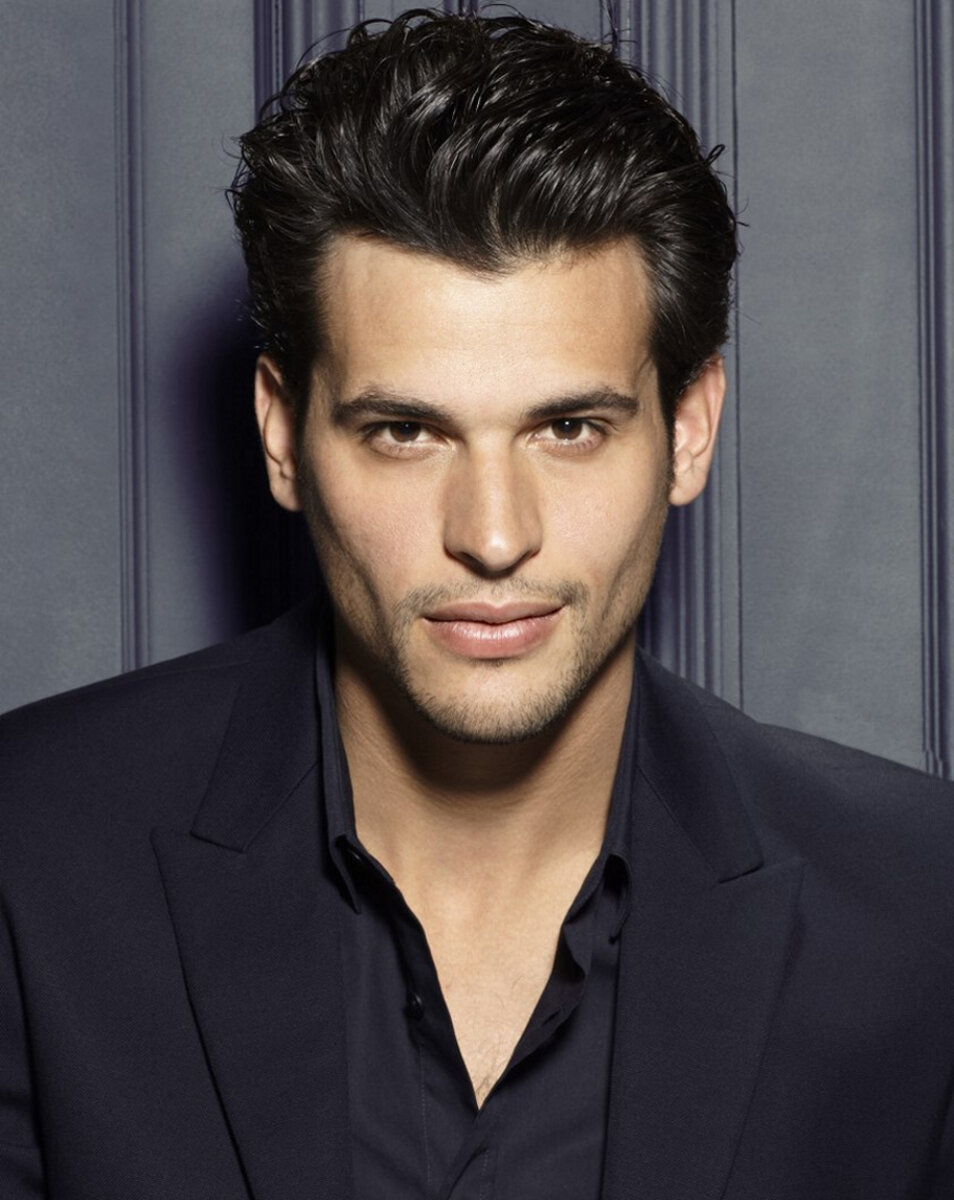 1. Внешность. Первое что надо понять, какая внешность нравится девушкам. Большинство девушек смотрят на чистоту, состояние кожи, причёска, опрятность, выбор одежды. Некоторые смотрят на высокий рост и крепкую мускулатуру. 2. Отсутствие вредных привычек. Если многие девушки к сигаретами относятся нормально, то к пьянству и запоям не потерпит не одна здоровая девушка. Многим девушкам претит зависимость от компьютерных игр, эта привычка в современное время у многих мужчин. 3. Состояние здоровья. Только со здоровым мужчиной женщина будет иметь здоровое потомство. Поэтому она будет оценивать его по внешнему виду, состоянию волос, ногтей, зубов, кожи. 4.социальный статус. Если мужчина перспективный и успешный, он грамотно ведёт себя в обществе, имеет хорошие связи, тогда в глазах у девушек он будет вызывать уважение, и такой мужчина станет надёжным кормилицей семьи. 5.Оптимизм. Женщине нужен такой мужчина, который будет поддерживать с ней эмоциональную связь, для этого нужно быть позитивным и жизнерадостный человеком. Женщинам нравятся смелые, позитивные, высокие, сильные, грамотные мужчины.  Девушкам нравятся разные мужчины.