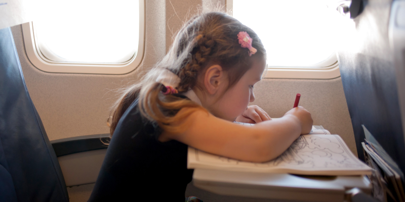 Раскраски и книги могут занять ребёнка на 30-50 минут, однако не заставляйте ребёнка читать или рисовать, если он сам не хочет этого делать