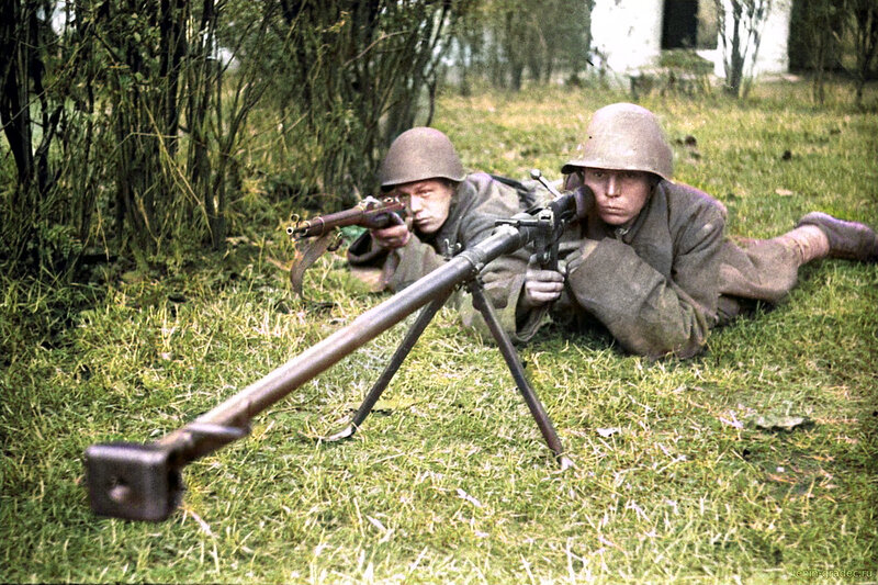 Только осенью 1941 года в войска стали поступать противотанковые ружья Дегтярева (ПТРД) и Симонова (ПТРС), которые позволяли успешно поражать немецкие танки на дистанциях 100-150 метров.