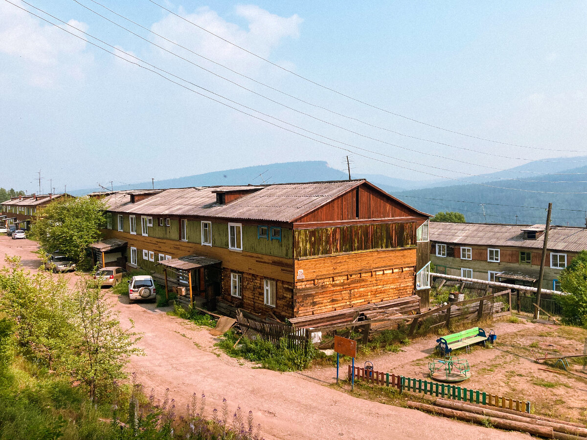 Благоустроенные деревянные многоквартирные дома на ул. Щорса в Усть-Куте. Здесь я родился и рос до 11 лет.