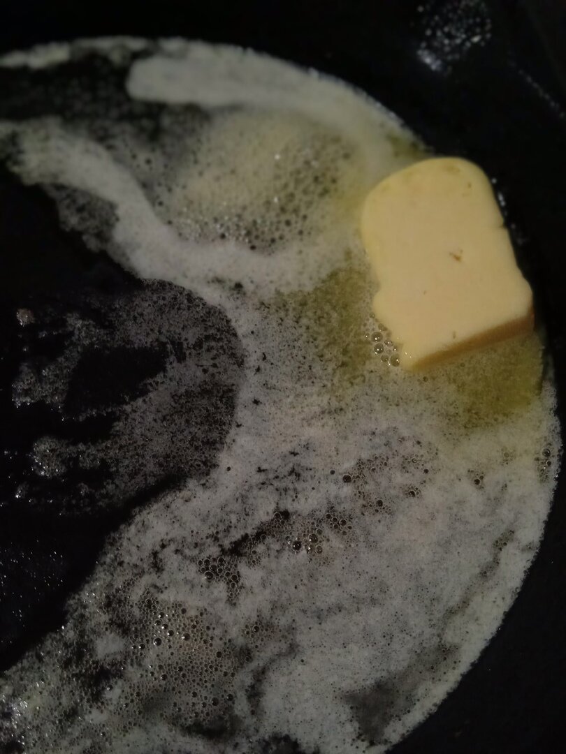 Сливочное масло на сковороде