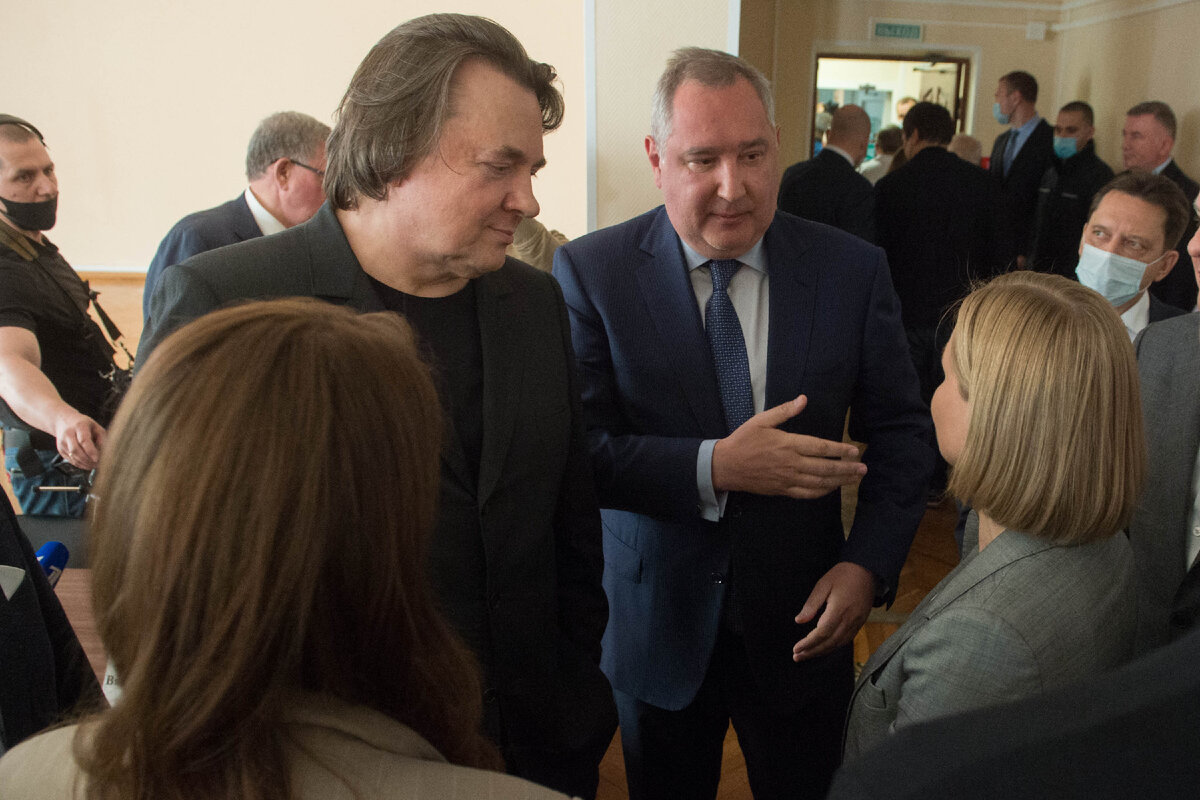 Рогозин тоже, как Эрнст, хочет быть творцом. Все внимание Роскосмоса на фильм "Вызов", другие, научные и фундаментальные проекты задвинули -- попиариться важнее всего.