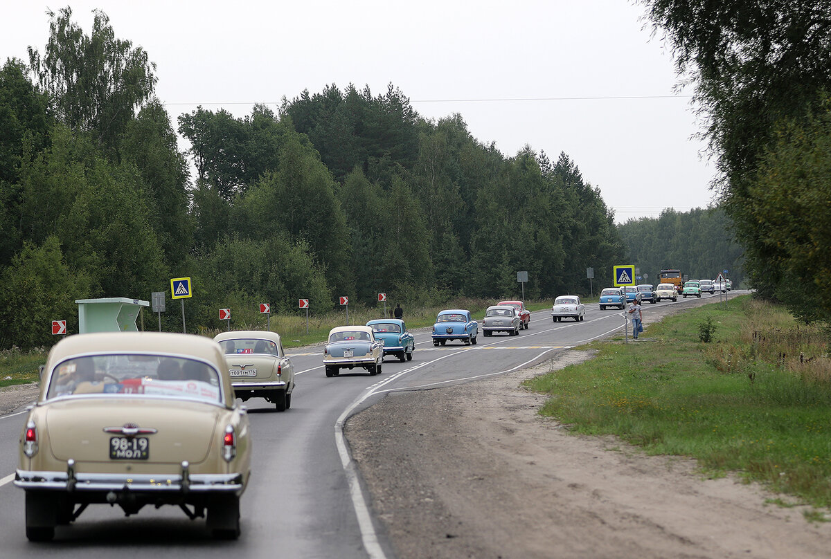 с утра колонна автомобилей ГАЗ-21 следует из Богородска в Нижний Новгород
