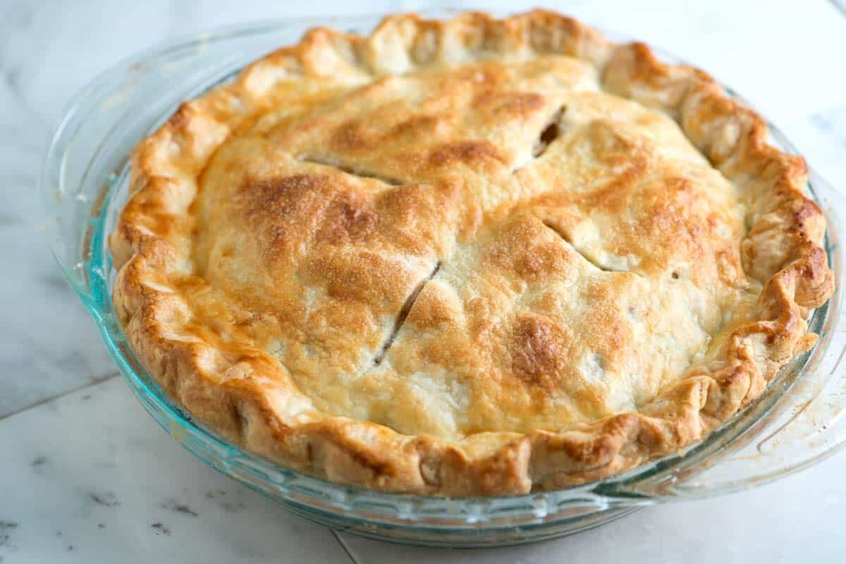 Наш любимый рецепт корочки для масляного пирога, по которому всегда получается однородное слоеное тесто для пирогов. Наш рецепт ниже включает простое видео, показывающее, как мы это делаем. В видео мы покажем, как приготовить корочку вручную и с помощью кухонного комбайна. Перейти к полному рецепту пирога с корочкой