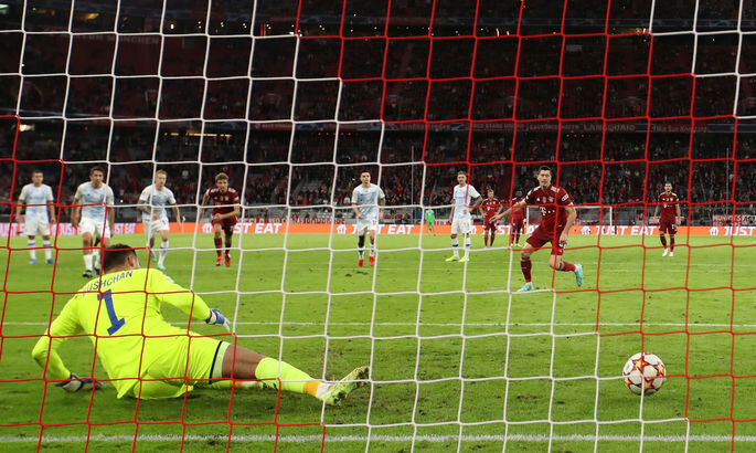 Левандовски забил с пенальти.                                                    фото: картинки  яндекса. 