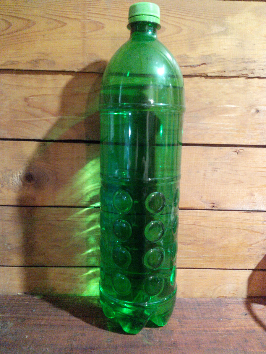 Бутылки есть разного размера. После кормления котёнка я меняла воду в бутылке на более тёплую. До следующего кормления хватало