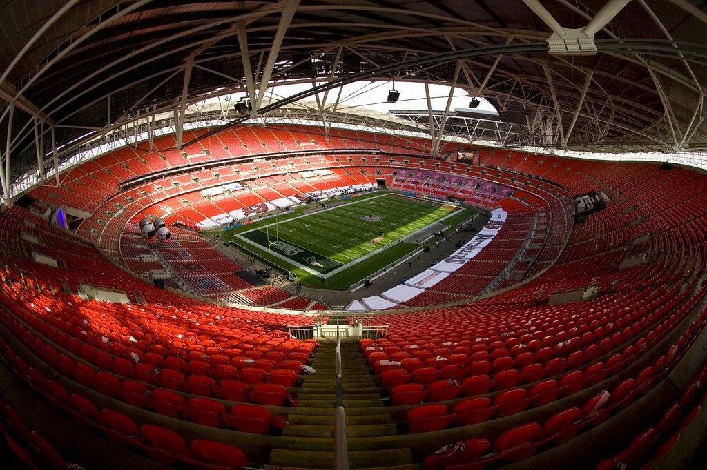 Stadium английский. Стадион Уэмбли в Лондоне. Стадион Уэмбли в Лондоне вместимость. Новый стадион «Уэмбли» в Лондоне. Фостер стадион Уэмбли.