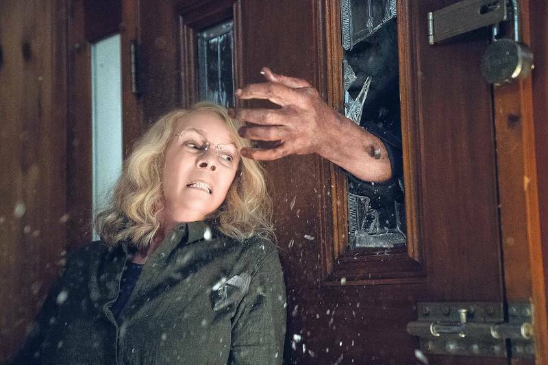 Кадр из фильма Halloween Kills. Режиссер: Дэвид Гордон Грин. Оператор: Майкл Симмондс. Производство: Blumhouse Productions, Home Again Productions, Miramax Films, Rough House Pictures, Trancas International Films Inc., Universal Pictures. Показ в России: UPI