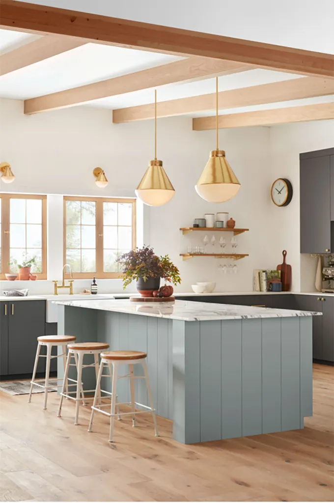 SW 7757 High Reflective White (Стены), SW 7069 Iron Ore (Шкафы), SW 0031 Dutch Tile Blue (Остров) 