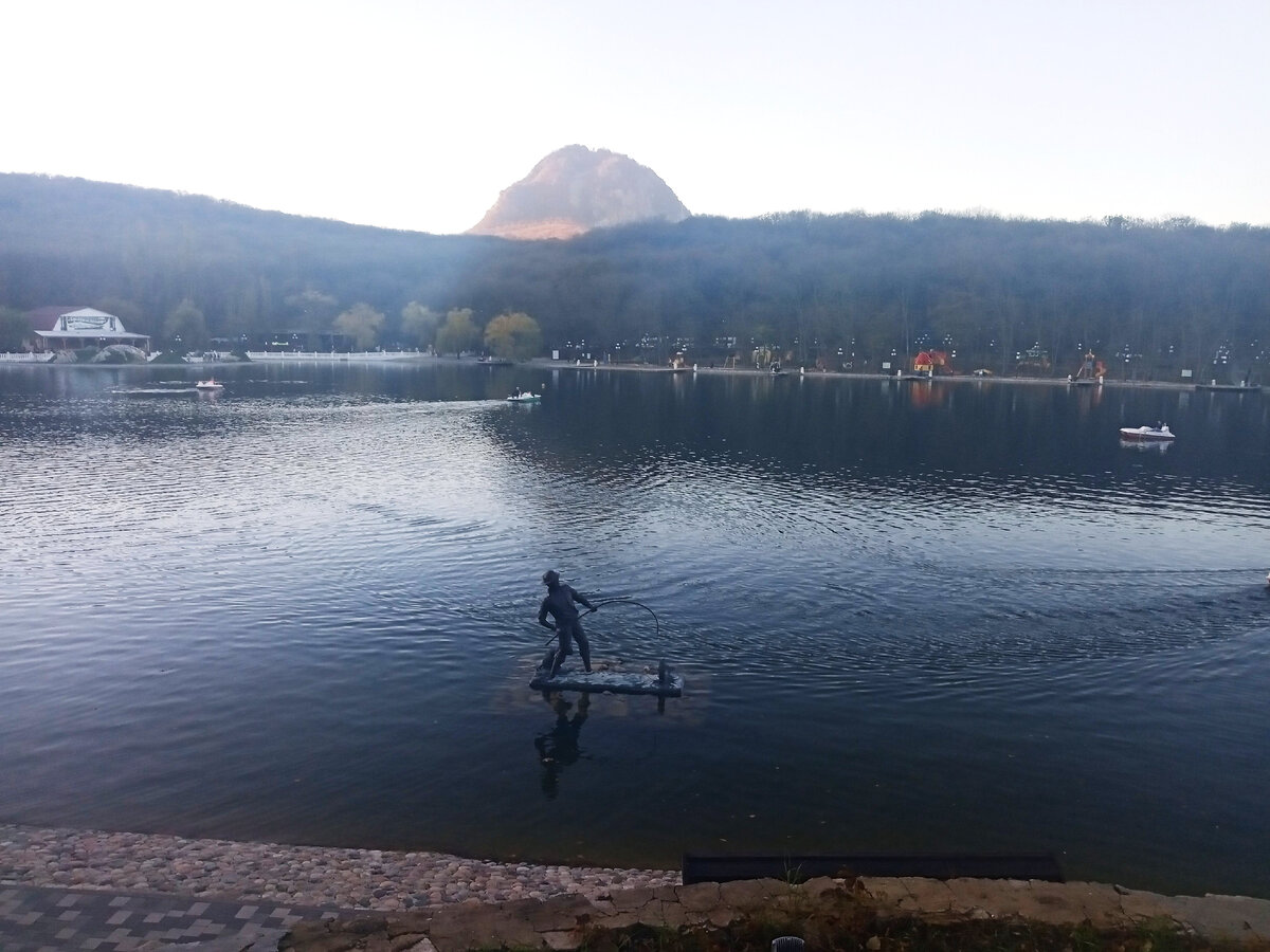 Скульптура рыбака - прямо посреди пруда в Железноводске
