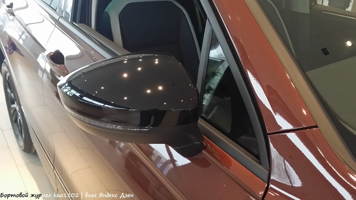 Боковые зеркала заднего вида окрашены в чёрный цвет, а боковые стёкла имеют чёрную окантовку. Автор фотографии kua1102