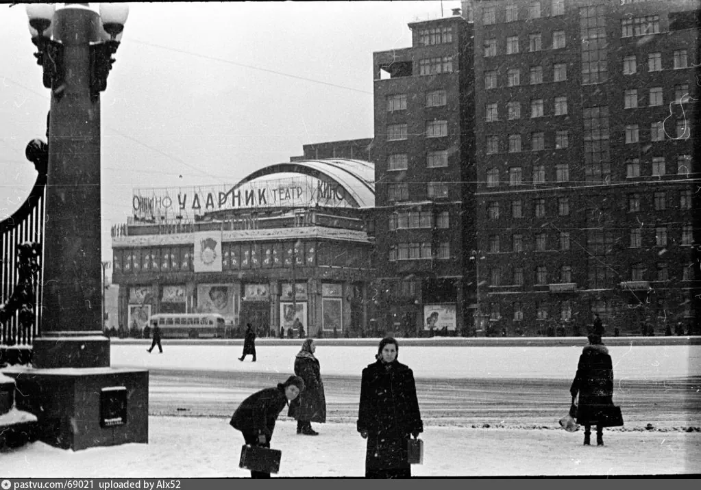 Вид на к-р "Ударник" с Болотной площади, 1958 – 1959 г. Источник https://pastvu.com/p/69021.