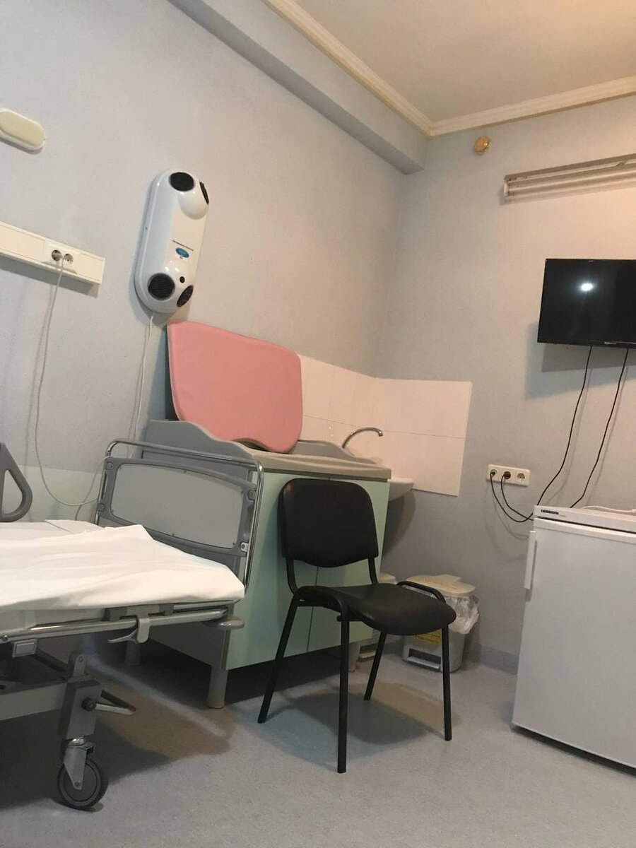 Телевизор мы даже один раз смотрели с соседкой - в фоновом режиме. А почему нет?)