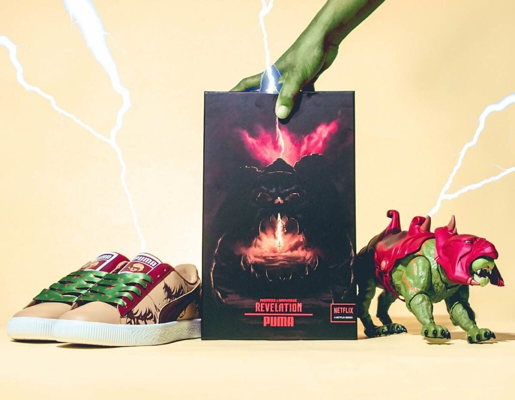 Puma объединилась с франшизой «Masters of the Universe: Revelation» и производителем игрушек Mattel, чтобы выпустить совместную коллекцию с ограниченным тиражом. Креативным создателем набора выступил шоураннер и исполнительный продюсер мультфильма Кевин Смит.
Коллаборация представляет собой свежий взгляд на два классических силуэта Puma, Suede и Clyde. Каждый стиль вдохновлен персонажами шоу — Хи-Меном и Скелетором — и отличается аутентичной графикой с уникальными элементами, включая коробку для коллекционного издания.
Дата релиза: 30 ноября 2021 Цена: $150