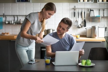https://st4.depositphotos.com/4157265/20746/i/1600/depositphotos_207464110-stock-photo-serious-young-couple-worried-discussing.jpg