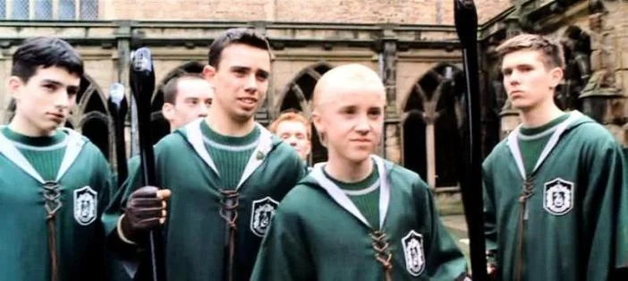Команда Слизерина с новыми метлами (фото www.harrypotter.fandom.com).