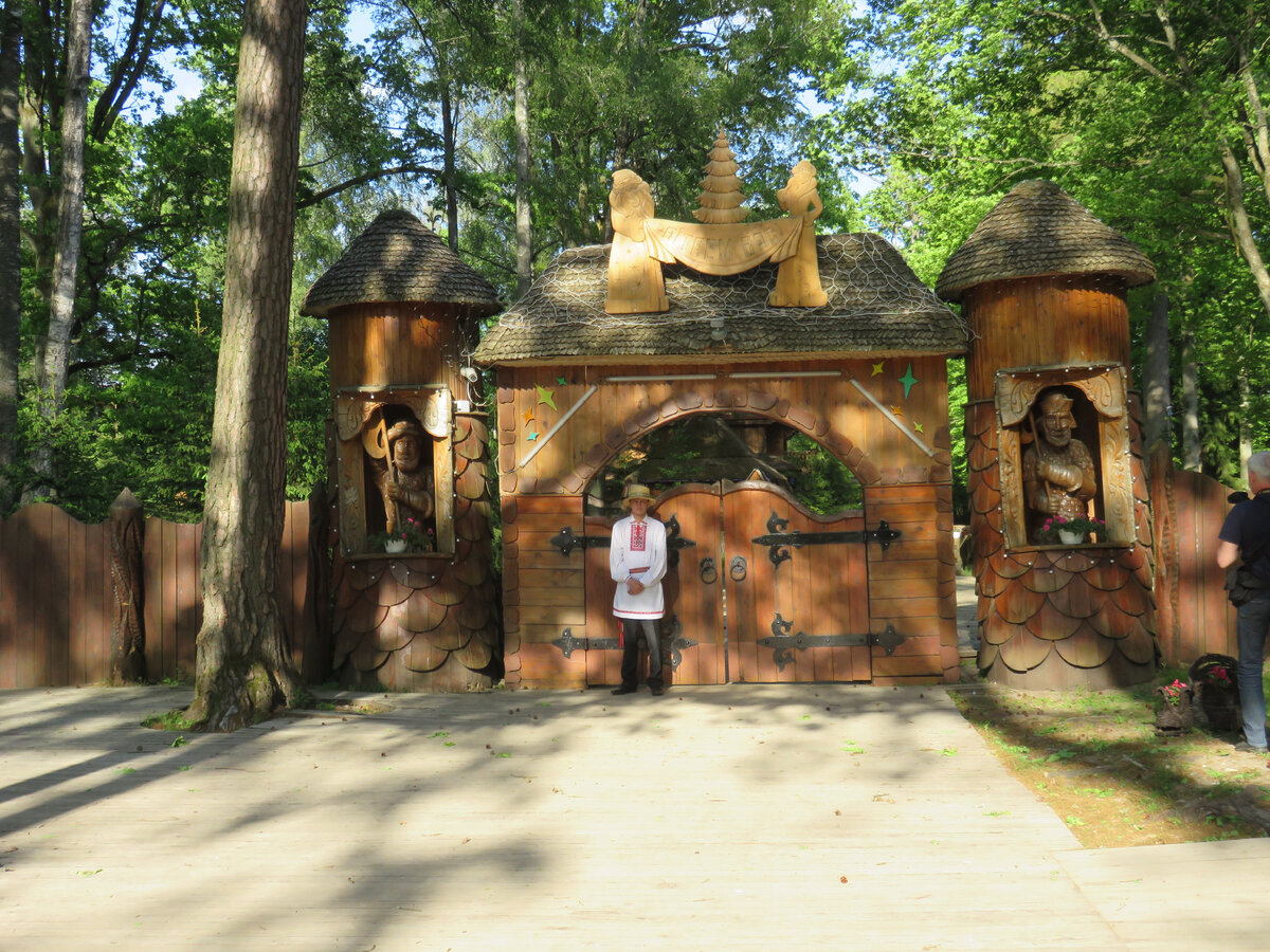 Усадьба белорусского Деда Мороза отгорожена мощными дубовыми воротами. Однако попасть в неё можно даже летом