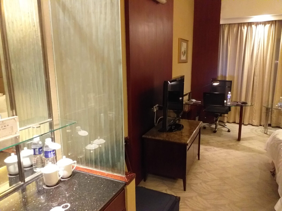 Номер в отеле снять несложно, хоть один человек в отеле может что-нибудь сказать по-английски.