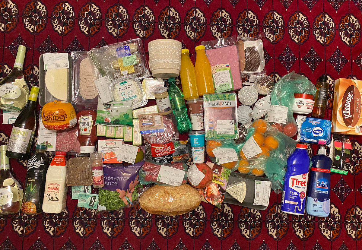 разложила покупочки 