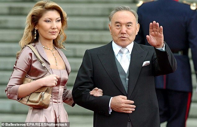 Бывший президент Казахстана Нурсултан Назарбаев (справа) и г-жа Назарбаева вместе на свадьбе в Испании в 2004 году.