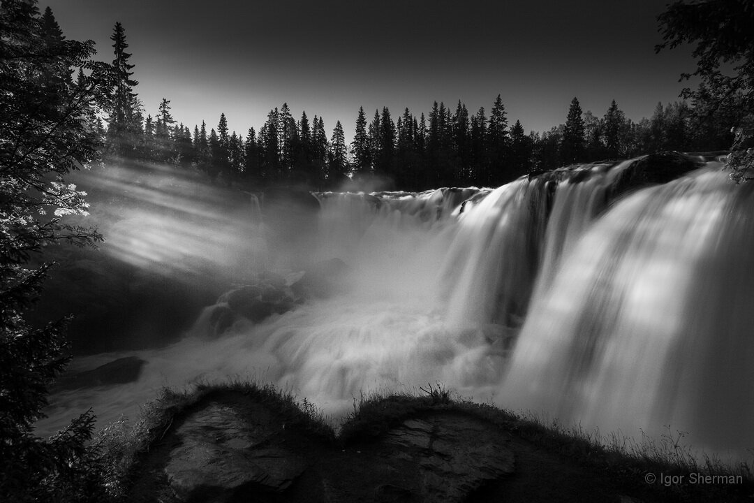 Черно-белое исполнение мне показалось самым интересным решением при "пустом" небе.