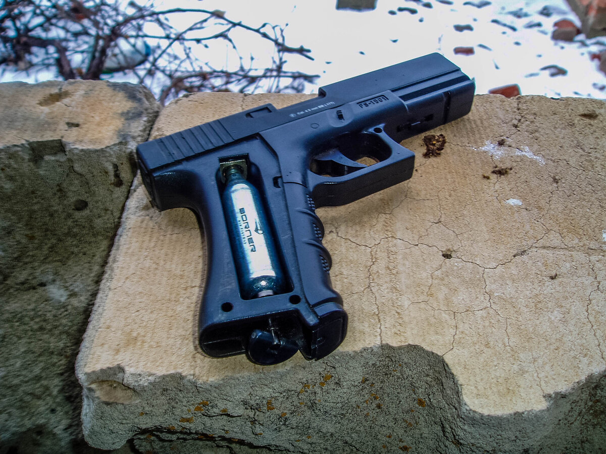 вот так вот вставляется баллон СО2 12 грамм