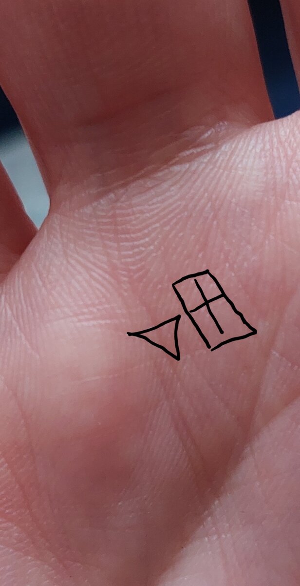 Треугольник и крест в квадрате на холме Сатурна.