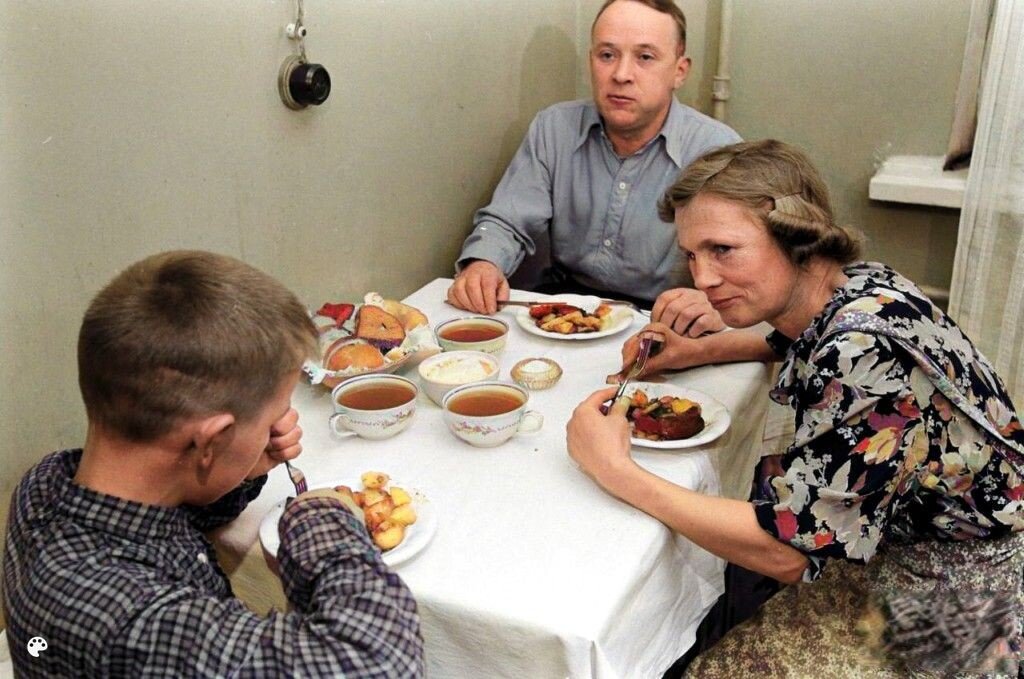 История обычной семьи 40. Семья 60-е годы СССР. Обычная Советская семья. Советская кухня. Советская семья на кухне.