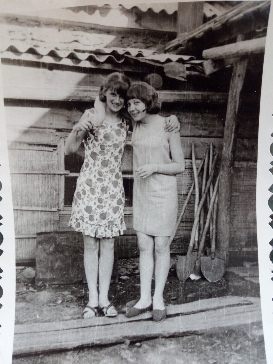 1969 год. Май. Окончание Чарышской средней школы. Стоим с Леной Абоимовой (я-слева) перед дверью в интернат.   Это слово (интернат) так пугает молодежь сегодня... Всегда вопрос - "За что вас туда закрыли?" Вот такие реалии современных интернет-детей... Но для меня тут другое важно: у нас с Леной нет ни одной лишней жиринки!!! Березки стройненькие и радостные.